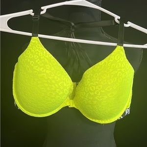 34DD victoria’s Secret pink sports bra. Brand new without tags.